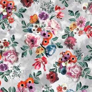 Könnte beinhalten: Ein nahtloses Blumenmuster mit einer Vielzahl farbenfroher Blumen, darunter rosa Pfingstrosen, orange Anemonen und lila Tulpen, vor einem weichen grauen Hintergrund. Grüne Blätter und zarte weiße Blüten ergänzen das Design.