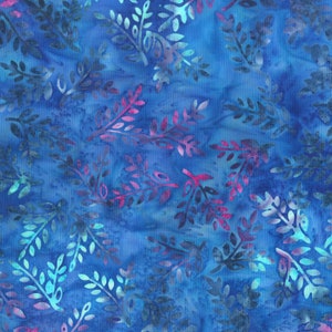 Può includere: Un tessuto blu con un motivo ripetitivo di foglie stilizzate in tonalità di blu, rosa e viola.