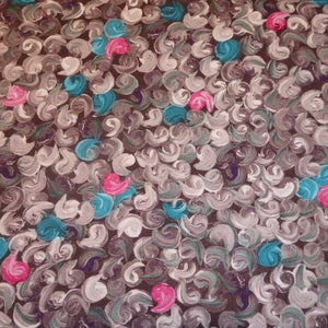 Könnte beinhalten: Abstrakter Stoff mit einem wirbelnden Muster in Braun-, Grau-, Türkis- und Rosatönen.