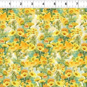 Op de afbeelding: Een stof met een aquarel bloemenpatroon. Het ontwerp toont een dichte opstelling van gele en oranje bloemen met groene bladeren tegen een witte achtergrond. De bloemen hebben een zachte, schilderachtige kwaliteit, waardoor een levendige en naturalistische uitstraling ontstaat.