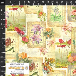 Könnte beinhalten: Ein weißer Stoff mit einem Blumenmuster. Der Stoff zeigt eine Vielzahl von Blumen, darunter Lilien, Rosen und Gänseblümchen. Die Blumen sind in einem zufälligen Muster angeordnet und von einem Hintergrund aus handschriftlichem Text und Vintage-Rahmen umgeben. Der Stoff ist nach Oeko-Tex Standard 100 zertifiziert, was bedeutet, dass er auf Schadstoffe geprüft wurde.