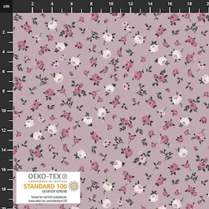 Könnte beinhalten: Ein helllila Stoff mit einem sich wiederholenden Muster aus kleinen rosa und weißen Rosen. Der Stoff ist nach Oeko-Tex Standard 100 zertifiziert, d. h. er wurde auf Schadstoffe geprüft.