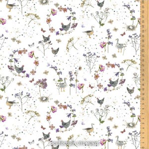 Può includere: Tessuto bianco con un motivo ripetuto di galline, oche, farfalle, ghirlande floreali e nidi. Il design include elementi viola, rosa e verdi, con una dispersione di piccoli punti. È visibile un righello.