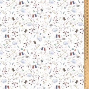 Op de afbeelding: Een witte stof met een herhalend patroon van aquarel illustraties van naai benodigdheden, waaronder spoelen garen, knopen, naalden, scharen en vingerhoeden. Het patroon is omgeven door delicate bloemranken en bladeren.