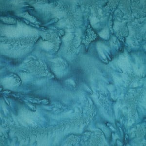 Puede incluir: Juego de tres tazas de cerámica color crema con esmalte moteado. Cada taza presenta un diseño floral pintado a mano en tonos azules, verdes y amarillos. Las tazas tienen una forma simple y moderna con un asa cómoda.