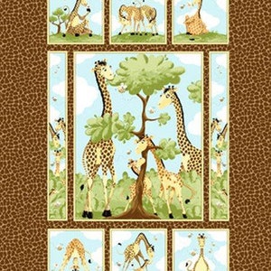 Puede incluir: Una tela marrón y beige con un patrón repetido de jirafas en una variedad de poses. Las jirafas están rodeadas de árboles verdes y cielo azul. La tela es perfecta para acolchar, manualidades y decoración del hogar.