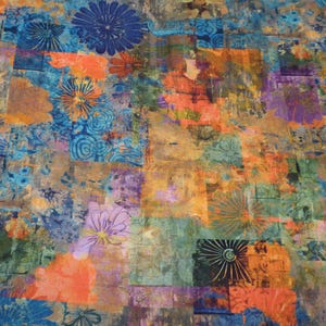 Könnte beinhalten: Abstraktes Gewebe mit einem Patchwork-Design. Der Stoff weist eine Mischung aus Farben auf, darunter Blau, Orange, Lila und Grün. Florale und geometrische Muster sind im gesamten Design sichtbar. Der Gesamteffekt ist ein strukturiertes, künstlerisches Aussehen.