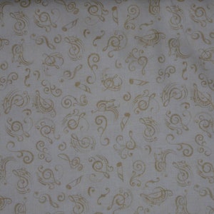 Könnte beinhalten: Weißer Stoff mit einem sich wiederholenden Muster aus goldenen Noten und Schnörkeln.