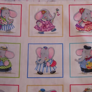 Könnte beinhalten: Ein weißer Stoff mit einem sich wiederholenden Muster aus grauen Elefanten, die verschiedene Outfits tragen. Die Elefanten tragen Hüte, Kleider und Hemden. Einige der Elefanten halten Pinsel und Paletten.