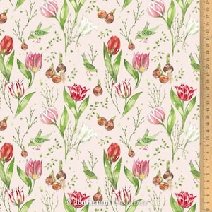 Könnte beinhalten: Ein nahtloses Muster mit Aquarell-Illustrationen von rosa, roten und weißen Tulpen, grünen Vögeln und braunen Zwiebeln auf einem hellrosa Hintergrund.
