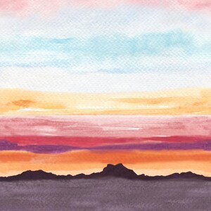 Può includere: Dipinto ad acquerello di un tramonto su una catena montuosa. Il cielo passa dal rosa al blu, poi al giallo e all'arancione, con sfumature viola e rosse. La catena montuosa è una silhouette scura.