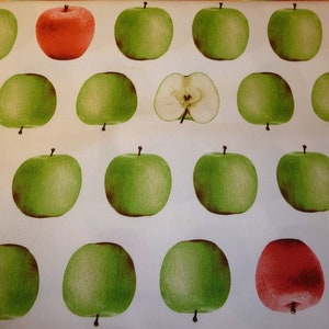 Op de afbeelding: Een witte achtergrond met een patroon van groene en rode appels. De appels zijn gerangschikt in rijen en kolommen. Er zijn 18 groene appels en 2 rode appels.