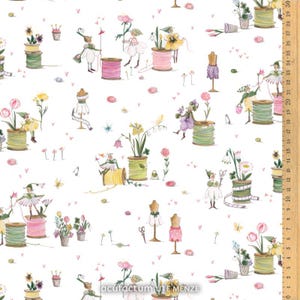 Op de afbeelding: Witte stof met een grillig patroon met feeën, bloemen, garenklosjes en paspoppen. De feeën worden afgebeeld met bloemen en naai-attributen. Het ontwerp bevat roze hartjes en vlinders, wat een charmante, artistieke esthetiek creëert.