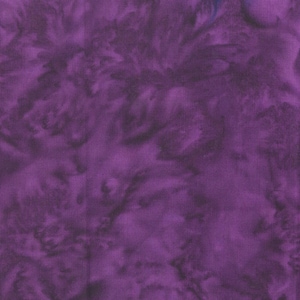 Può includere: Tessuto viola con un motivo a spirale tie-dye. Il tessuto ha una texture sottile.
