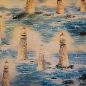 Könnte beinhalten: Ein Aquarellbild einer Meereslandschaft mit mehreren Leuchttürmen in der Ferne. Die Leuchttürme sind braun und weiß und von blauem Wasser mit weißen Wellen umgeben. Der Himmel ist hellblau mit weißen Wolken.