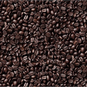 Könnte beinhalten: Nahaufnahme eines großen Haufens dunkelbrauner Kaffeebohnen.