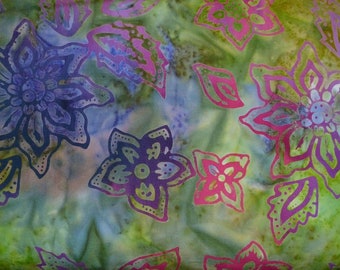 Patchworkstoff Batik grün mit Pink und lila Blumen