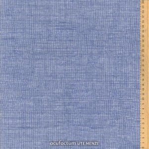 Könnte beinhalten: Nahaufnahme eines blauen Stoffes mit einem strukturierten Webmuster. Ein Holzlineal mit Zentimetermarkierungen befindet sich auf der rechten Seite des Stoffes. Der Text "acufactum UTE MENZE" befindet sich am unteren Rand des Stoffes.