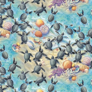 Può includere: Un'illustrazione colorata di molte tartarughe marine neonate che nuotano in un oceano blu turchese con un fondo sabbioso. Le tartarughe sono tutte di diverse tonalità di grigio e nero. Ci sono anche molte conchiglie e coralli colorati sparsi per l'immagine.