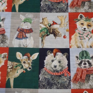 Può includere: Tessuto con un motivo ripetuto di animali del bosco in abbigliamento invernale. Procioni, volpi, cervi e un orso sono raffigurati con cappelli e sciarpe. Lo sfondo alterna pannelli rossi, verdi e grigi effetto legno.