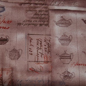 Könnte beinhalten: Ein Stoff im Vintage-Stil mit braunem Hintergrund und einem Muster aus Teekannen. Der Stoff hat einen abgenutzten Look und enthält handschriftlichen Text, darunter "1875" und "Pack 133".