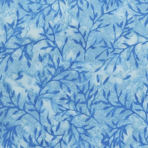 Puede incluir: Un patrón sin costuras que presenta ramas frondosas azules sobre un fondo blanco con un efecto acuarela azul.