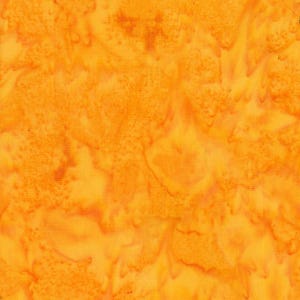 Può includere: Un tessuto senza cuciture con un vivace motivo batik arancione e giallo. Il design presenta un aspetto strutturato e screziato con forme organiche fluide. La tavolozza dei colori comprende sfumature di giallo dorato e arancione bruciato.