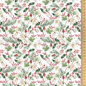 Peut inclure: Tissu blanc avec un motif répété d'éléments de Noël à l'aquarelle. Le motif comprend des fleurs blanches, des baies rouges, des feuilles de houx vertes et des aiguilles de pin. Une règle est visible sur le bord droit.