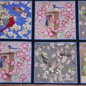 Könnte beinhalten: Ein Set aus vier Stoffquadraten mit verschiedenen Vögeln und Blumen. Die Quadrate sind in einem Blau-, Grau- und Grünton gehalten. Die Vögel sind Kardinäle, Blaumeisen, Tauben und Kolibris. Die Blumen sind rosa und weiße Blüten des Blumenhartriegels.