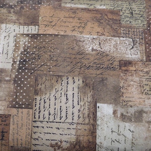 Könnte beinhalten: Ein Stoff mit einem Collage-Design, das verschiedene rechteckige und quadratische Formen aufweist. Die Formen sind in Braun-, Beige- und Cremetönen gehalten und weisen handschriftliche Schriftzüge und gepunktete Muster auf. Der Gesamteindruck ist Vintage und antik.