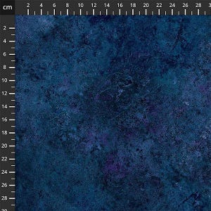 Pode incluir: Um close-up de uma superfície texturizada com um esquema de cores azul escuro e roxo. A superfície tem uma aparência manchada, com variações de cor e textura. Inclui uma régua em centímetros, de 2 a 30 cm.