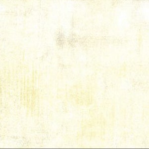 Può includere: Un piatto in ceramica bianca con un motivo floreale blu e bianco. Il piatto ha un bordo ondulato ed è decorato con un motivo floreale in tonalità di blu e bianco.