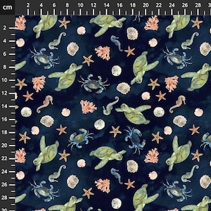 Peut inclure: Tissu bleu foncé avec un motif aquarelle de la vie marine. Le motif comprend des tortues de mer vertes, des étoiles de mer, des crabes, des hippocampes, du corail et des coquillages.