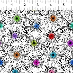 Op de afbeelding: Een witte achtergrond met een herhalend patroon van gestileerde zwarte en witte bloemen met kleurrijke centra. De centra van de bloemen zijn in tinten rood, oranje, geel, groen, blauw, paars en roze.