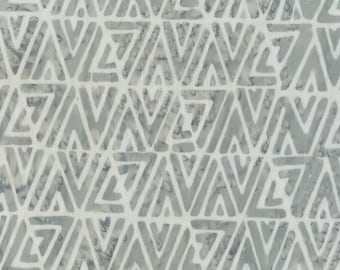 Tissu patchwork batik gris clair à triangles gris