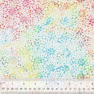 Op de afbeelding: Een witte stof met een regenboog ombre-patroon van kleine blauwe, groene, gele, oranje en roze bloemen. De stof is bedekt met kleine witte stippen.