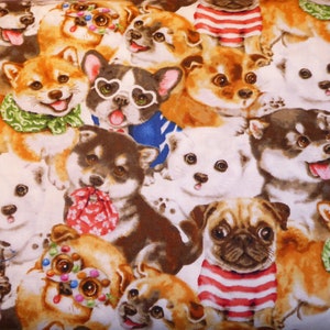 Puede incluir: Una tela colorida con un patrón repetido de adorables cachorros de dibujos animados en varias poses. Los cachorros están representados en tonos de marrón, blanco y negro, y algunos llevan accesorios coloridos como gafas de sol y bandanas.