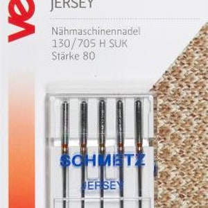 Könnte beinhalten: Eine Packung mit 5 silbernen Nähmaschinennadeln für Jersey-Stoff. Die Nadeln sind mit "Schmetz Jersey 130/705 H SUK 80/12" beschriftet.
