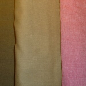 Könnte beinhalten: Drei Stoffmuster, eines ist dunkelbraun, eines ist hellbraun und eines ist hellrosa.