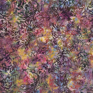 Könnte beinhalten: Abstrakter Batikstoff mit einem wirbelnden Muster in Schattierungen von Lila, Rosa, Gelb und Grün.