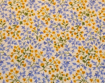 Tessuto patchwork fiori sparsi blu/gialli su bianco