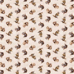 Può includere: Un motivo ripetuto con numerose illustrazioni ad acquerello di scoiattoli in varie pose. Gli scoiattoli sono raffigurati in tonalità di marrone, grigio e beige, su uno sfondo beige chiaro. Questo design è adatto per tessuti, carta da parati o altre applicazioni decorative.