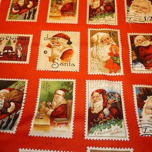Könnte beinhalten: Roter Stoff mit einem sich wiederholenden Muster aus alten Weihnachtsmarken mit dem Weihnachtsmann, einem Weihnachtsbaum und dem Text "A Merry Christmas", "Dear Santa", "One Cent" und "Christmas Wishes".