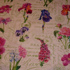 Peut inclure: Un tissu floral avec un fond blanc et un motif répétitif de différentes fleurs, notamment des pivoines roses, des iris violets, des digitales roses et des pensées bleues. Le tissu présente également des feuilles vertes et un texte manuscrit en vert, notamment les mots "Floral" et "Saisons".