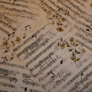 Peut inclure: Un fond de musique vintage avec un motif floral. La partition musicale présente des notes de musique et des clés de sol. Le motif floral est dans des tons de brun et de blanc.