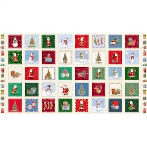 Könnte beinhalten: Ein Stoffpaneel mit einem sich wiederholenden Weihnachtsmuster. Die Quadrate zeigen festliche Bilder wie Weihnachtsmänner, Schneemänner, Weihnachtsbäume und Geschenke, vor roten, grünen und blauen Hintergründen. Das Panel hat einen cremefarbenen Rand mit Geschenkbox-Designs.