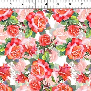 Könnte beinhalten: Ein Blumenmuster mit Aquarellrosen in Rot-, Orange- und Rosatönen. Die Rosen sind von grünen Blättern und Knospen umgeben und bilden ein sich wiederholendes Design auf weißem Hintergrund.