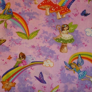 Könnte beinhalten: Ein rosa Stoff mit einem sich wiederholenden Muster aus Feen, Regenbögen, Pilzen und Wolken. Die Feen tragen bunte Kleider und haben Flügel. Die Regenbögen sind mehrfarbig und haben einen glitzernden Effekt. Die Pilze sind rot und weiß mit weißen Punkten. Die Wolken sind weiß und flauschig.