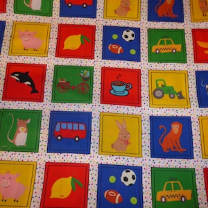 Peut inclure: Panneau en bois rustique avec l'inscription "Welcome to our home" en lettres blanches. Le panneau présente une finition vieillie et un design simple et accueillant, idéal pour la décoration de la porte d'entrée.