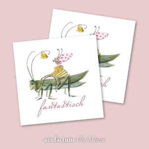 Könnte beinhalten: Zwei quadratische Kunstdrucke mit einer skurrilen Illustration einer Person, die eine Heuschrecke reitet. Die Person trägt ein gelb-weiß gestreiftes Kleid und einen rosa gepunkteten Hut. Das Wort "fantastisch" ist kursiv geschrieben. Der Name des Künstlers ist ebenfalls enthalten.